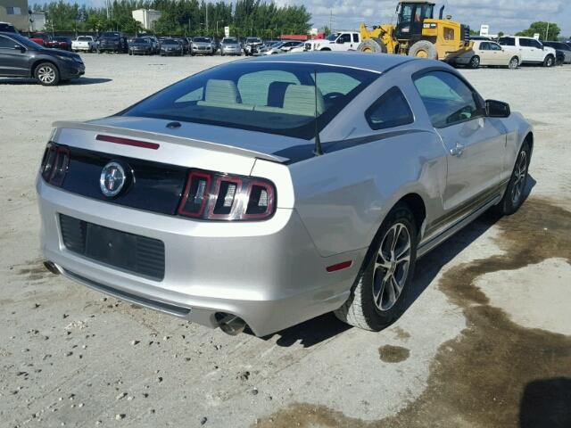 1ZVBP8AM5E5295110 - 2014 FORD MUSTANG SILVER photo 4