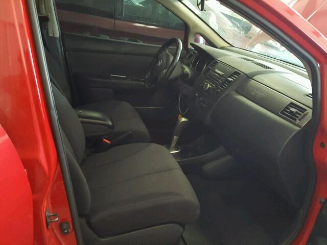 3N1BC13E58L390527 - 2008 NISSAN VERSA RED photo 5