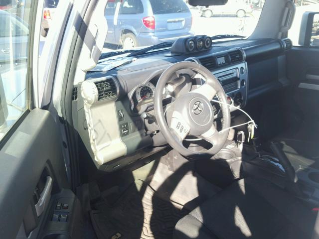 JTEBU11F270067601 - 2007 TOYOTA FJ CRUISER SILVER photo 9