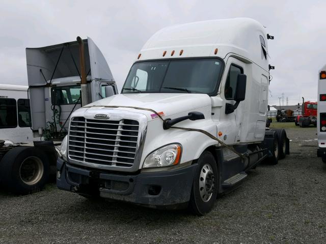 1FUJGLD50GLGW1443 - 2016 FREIGHTLINER CASCADIA 1 WHITE photo 2