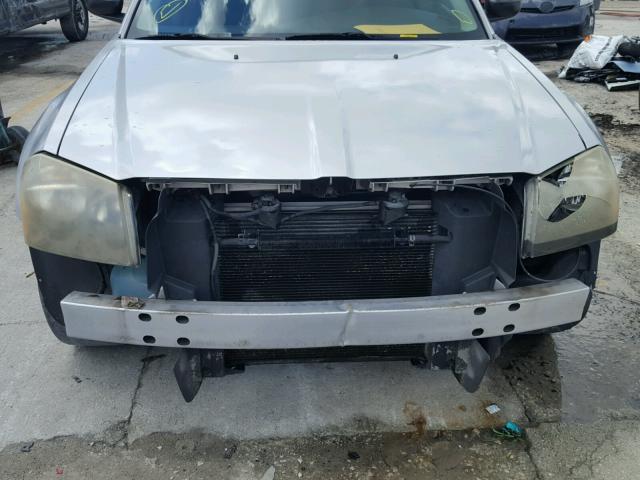 2D8FV48T75H629485 - 2005 DODGE MAGNUM SE SILVER photo 9