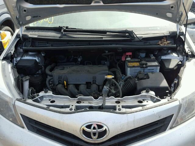 JTDKTUD37DD568790 - 2013 TOYOTA YARIS GRAY photo 7