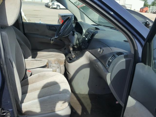 KNDMB233196280941 - 2009 KIA SEDONA EX BLUE photo 5