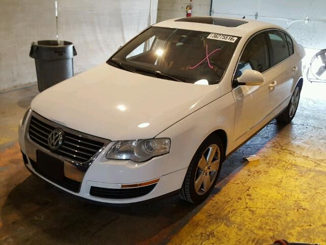 WVWAK73C98P085940 - 2008 VOLKSWAGEN PASSAT KOM WHITE photo 2