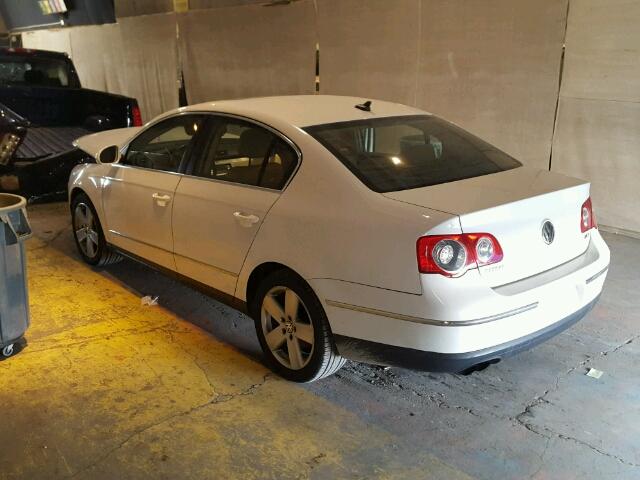 WVWAK73C98P085940 - 2008 VOLKSWAGEN PASSAT KOM WHITE photo 3