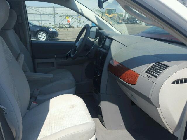 2A8HR44H18R105656 - 2008 CHRYSLER TOWN & COU WHITE photo 5