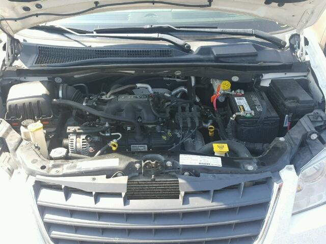 2A8HR44H18R105656 - 2008 CHRYSLER TOWN & COU WHITE photo 7