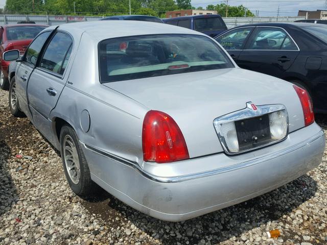 1LNHM82W5YY933490 - 2000 LINCOLN TOWN CAR S SILVER photo 3