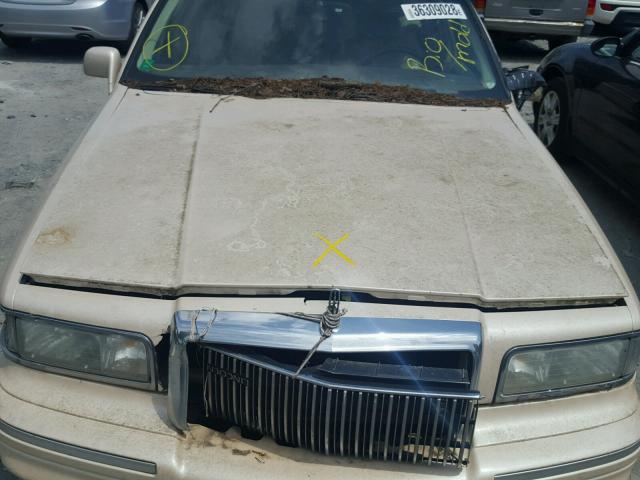 1LNLM83W3VY665060 - 1997 LINCOLN TOWN CAR C WHITE photo 7