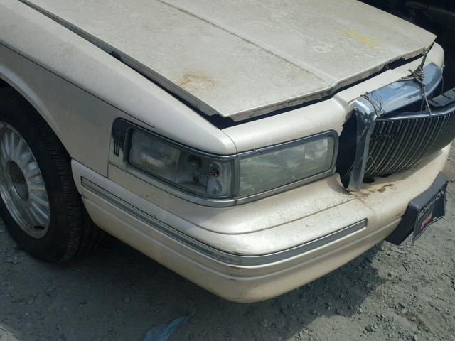 1LNLM83W3VY665060 - 1997 LINCOLN TOWN CAR C WHITE photo 9