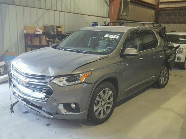 1GNERKKW8JJ207845 - 2018 CHEVROLET TRAVERSE P GRAY photo 2