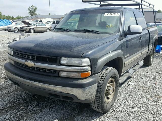 1GCGK29U8YZ157468 - 2000 CHEVROLET SILVERADO BLACK photo 2