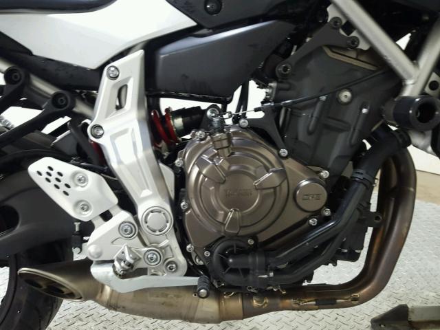 JYARM06E4FA000029 - 2015 YAMAHA FZ07 WHITE photo 12