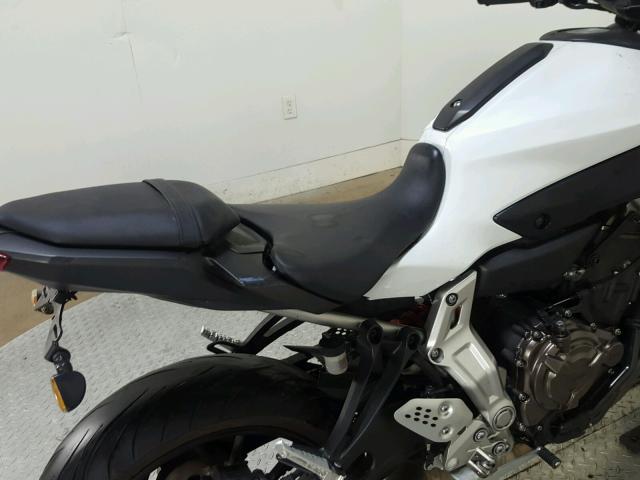 JYARM06E4FA000029 - 2015 YAMAHA FZ07 WHITE photo 15