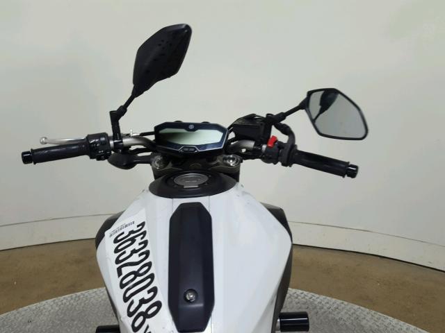 JYARM06E4FA000029 - 2015 YAMAHA FZ07 WHITE photo 17