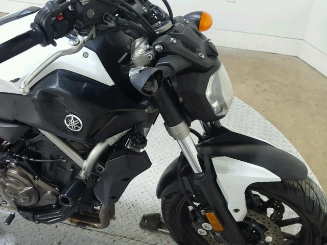 JYARM06E4FA000029 - 2015 YAMAHA FZ07 WHITE photo 18