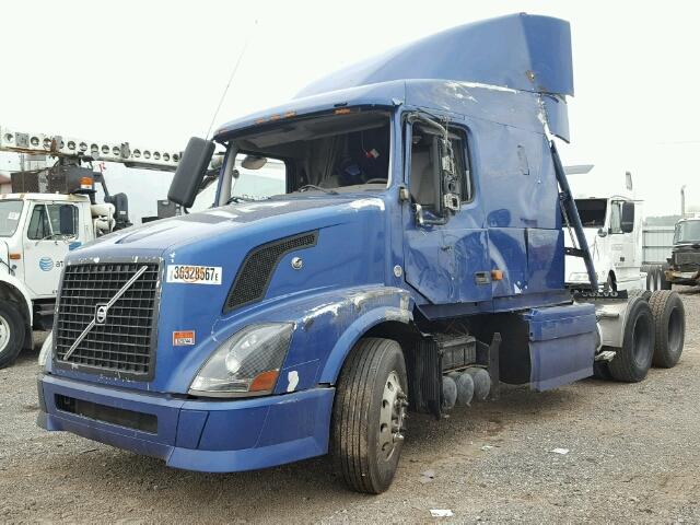 4V4NC9GH27N480461 - 2007 VOLVO VN VNL BLUE photo 2