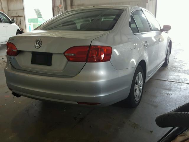 3VW2K7AJ2EM258167 - 2014 VOLKSWAGEN JETTA BASE Արծաթագույն լուսանկար 4
