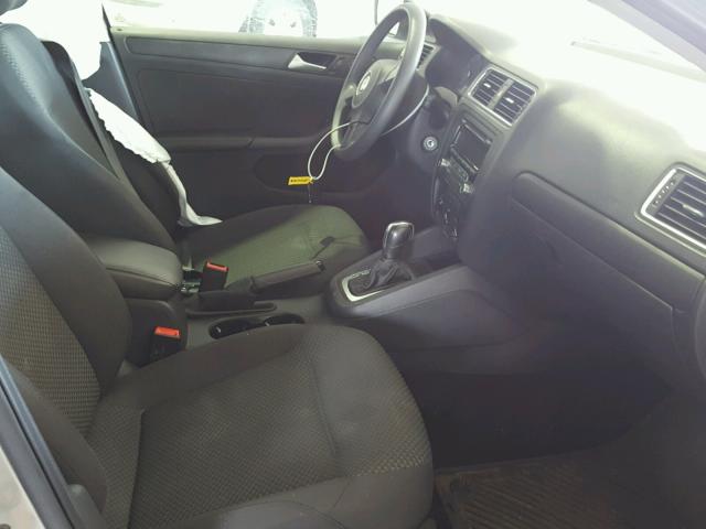 3VW2K7AJ2EM258167 - 2014 VOLKSWAGEN JETTA BASE Արծաթագույն լուսանկար 5