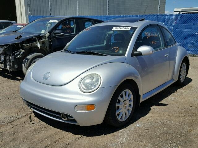 3VWCR21C65M411573 - 2005 VOLKSWAGEN NEW BEETLE ვერცხლისფერი ფოტო 2
