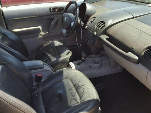 3VWCR21C65M411573 - 2005 VOLKSWAGEN NEW BEETLE ვერცხლისფერი ფოტო 5