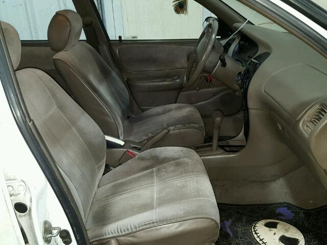 1Y1SK5260VZ450635 - 1997 GEO PRIZM BASE WHITE photo 5