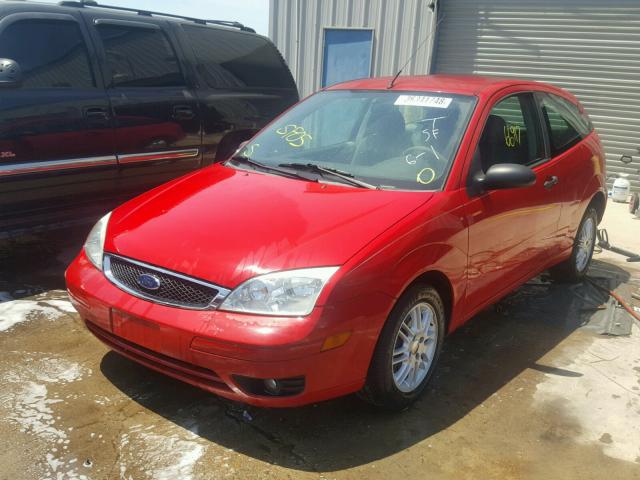3FAFP31N45R116381 - 2005 FORD FOCUS ZX3 RED photo 2