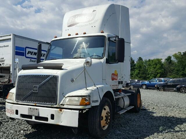 4V4M19UF71N324878 - 2001 VOLVO VN VNM WHITE photo 2