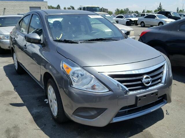 3N1CN7APXHL827153 - 2017 NISSAN VERSA S GRAY photo 1