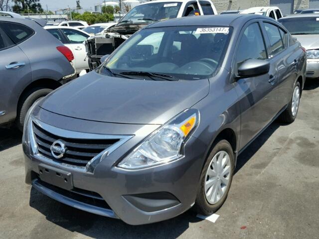 3N1CN7APXHL827153 - 2017 NISSAN VERSA S GRAY photo 2