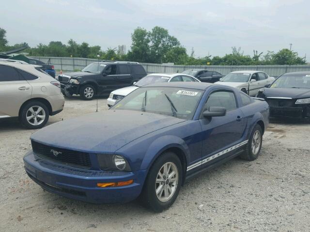 1ZVFT80N075335104 - 2007 FORD MUSTANG BLUE photo 2