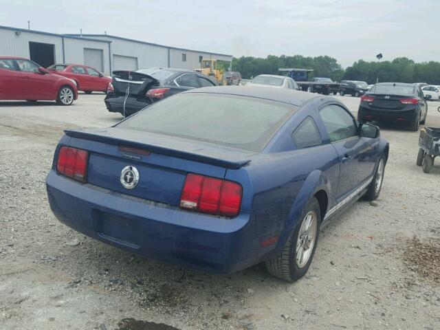 1ZVFT80N075335104 - 2007 FORD MUSTANG BLUE photo 4