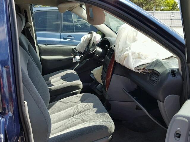 1C4GP45R05B386004 - 2005 CHRYSLER TOWN & COU BLUE photo 5