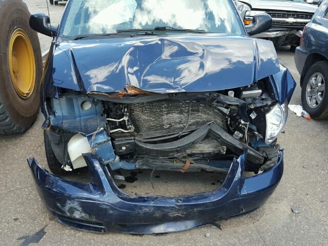 1C4GP45R05B386004 - 2005 CHRYSLER TOWN & COU BLUE photo 9