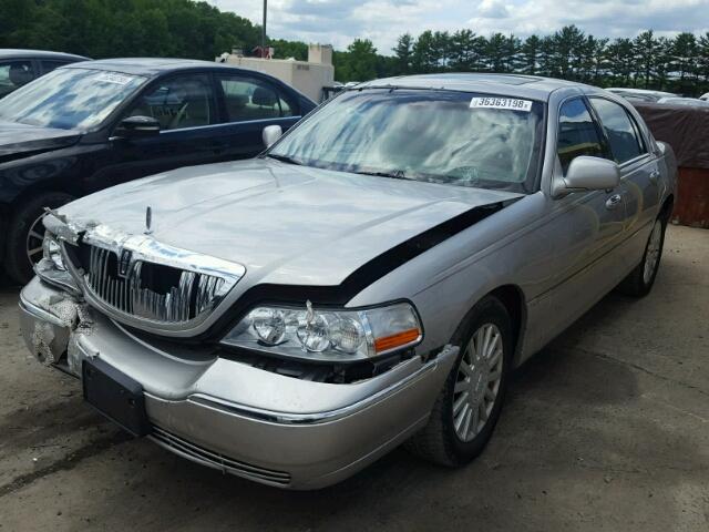 1LNHM82W75Y611493 - 2005 LINCOLN TOWN CAR S SILVER photo 2