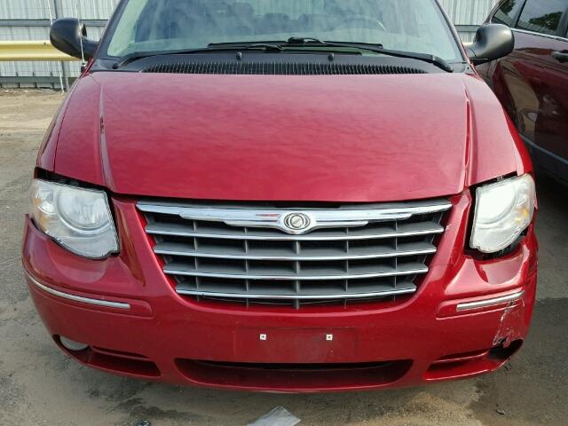 2C4GP64L95R372161 - 2005 CHRYSLER TOWN & COU RED photo 9