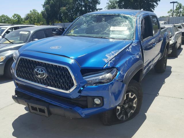3TMCZ5AN5JM145611 - 2018 TOYOTA TACOMA DOU ლურჯი ფოტო 2