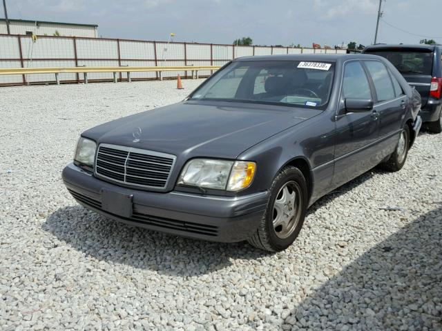 WDBGA33G9XA410143 - 1999 MERCEDES-BENZ S 320 GRAY photo 2