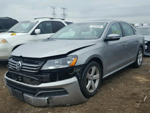 1VWBH7A31DC007558 - 2013 VOLKSWAGEN PASSAT SE GRAY photo 2