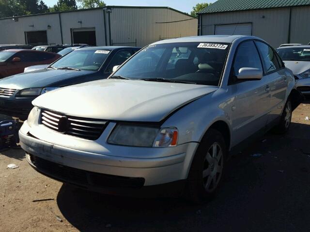 WVWMD23B8YP347173 - 2000 VOLKSWAGEN PASSAT SILVER photo 2