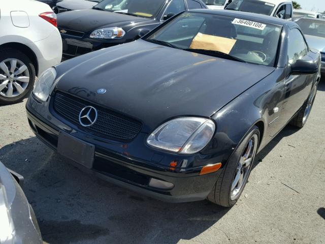 WDBKK47F1WF021013 - 1998 MERCEDES-BENZ SLK 230 KO BLACK photo 2