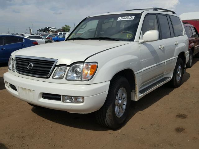 JTJHT00W213510569 - 2001 LEXUS LX 470 WHITE photo 2