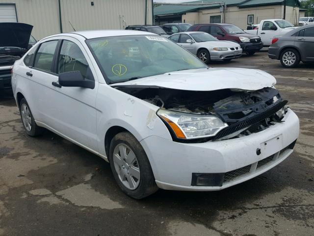 1FAHP34NX8W270132 - 2008 FORD FOCUS S/SE WHITE photo 1