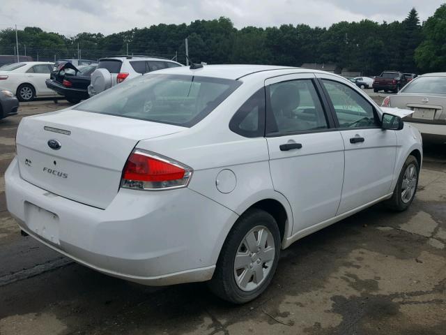 1FAHP34NX8W270132 - 2008 FORD FOCUS S/SE WHITE photo 4