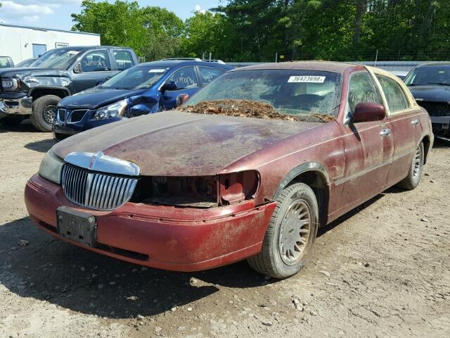 1LNHM83W4YY838594 - 2000 LINCOLN TOWN CAR C MAROON photo 2