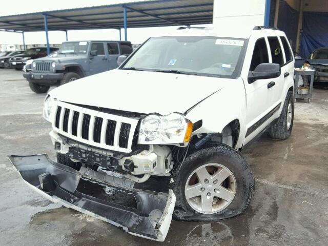 1J4GS48K65C663546 - 2005 JEEP GRAND CHER WHITE photo 2