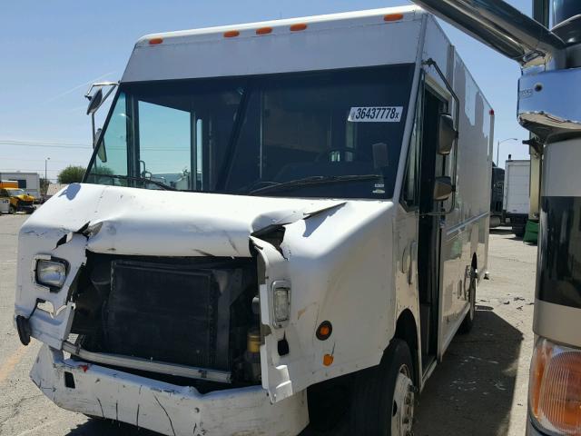 4UZAANBW24CN46928 - 2004 FREIGHTLINER CHASSIS M WHITE photo 2