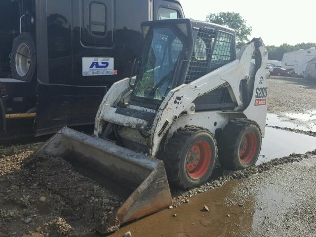 A3LJ37380 - 2010 BOBCAT S205 WHITE photo 2