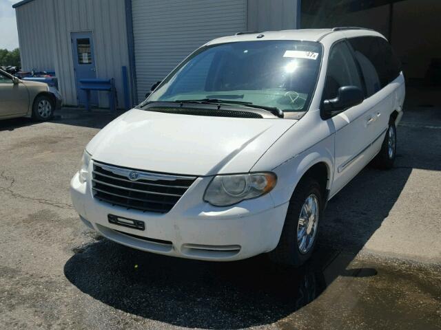 2A8GP54L27R121035 - 2007 CHRYSLER TOWN & COU WHITE photo 2