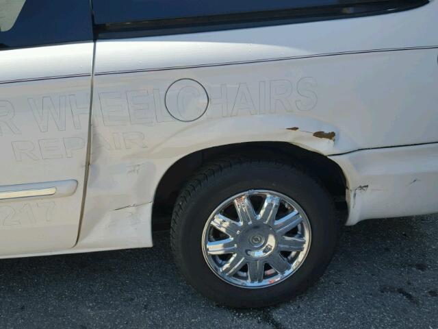 2A8GP54L27R121035 - 2007 CHRYSLER TOWN & COU WHITE photo 9